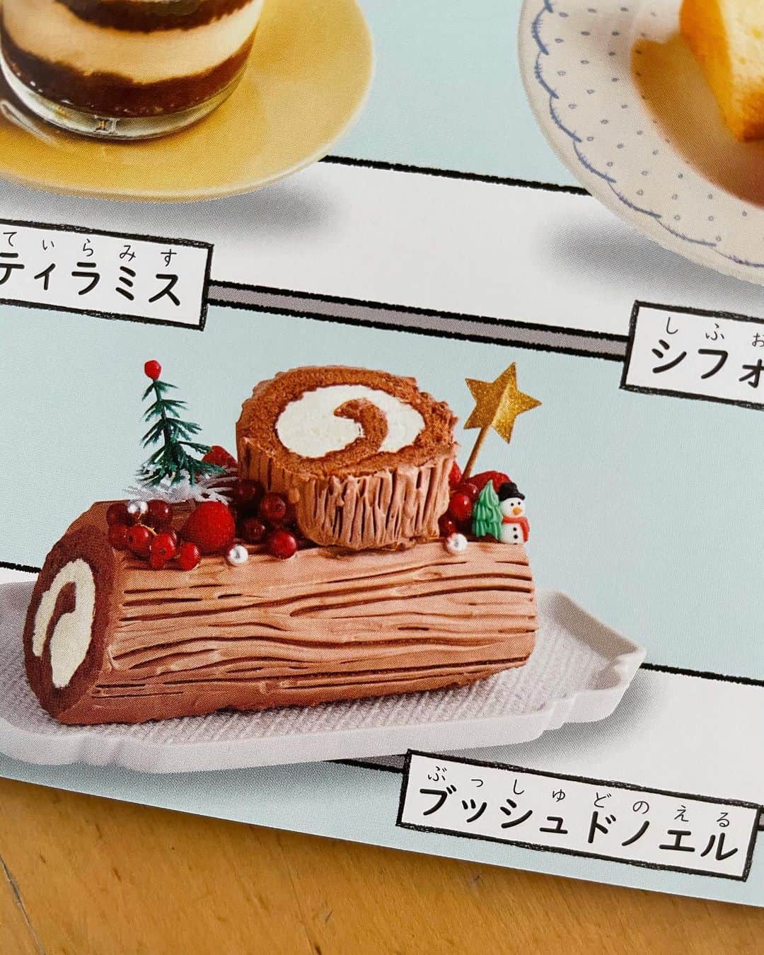 福田淳子のインスタグラム：「「よいこのくに」12月号で”デパートのレストランのショーケース”をイメージしてデザートを作らせていただきました。12月なのでブッシュ・ド・ノエルもあるのです。ひとひとつの写真が小さいのでぱっと見はわからないんですが、けっこう細かく作りこんでいます。すべて切り抜き…。カクハンのみたいに雰囲気でごまかせないので、切り抜き撮影の方が緊張感があります。クリームソーダ、プリン・ア・ラ・モード、パフェ、ババロア…クラシカルなスイーツってなんてかわいんでしょう。﻿ ﻿ 同じ学研の「みみちゃん」12月号でもちらりとピザを作っています。これも小さそうに見えるけれど、30cmくらいあります。﻿ ﻿ #junjunchristmas #ブッシュドノエル﻿ #よいこのくに﻿ #みみちゃんえほん﻿」