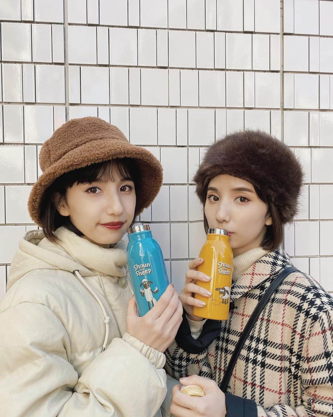 谷奥えまのインスタグラム：「先日東京駅キャラクターストリートで開催している「ひつじのショーン POP UP SHOP」にて購入したお気に入りのグッズ達を紹介します〜♬  1.2枚目はえりがショーンでえまがティミーの水筒にしたよ！　 耐熱容器なので夜まで温かくて冬に大活躍です✨　 毎日使ってます( ்▿்)  他にもコップやお皿など生活の一部にショーンのグッズ達が加わってかわいいです♡♡  ショップは12/24まで期間限定開催してるよ！  . . ・グッズの値段や詳細はひつじのショーン公式アカウントでも本日夕方頃に紹介予定。 インスタライブのアーカイブひつじのショーン公式アカウントで閲覧できるみたいなので気になる方はチェックしてね♬ #PR @shaunthesheep_jp」