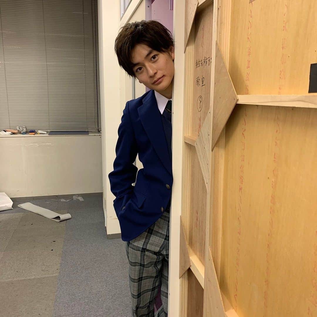 のインスタグラム：「【撮影合間。】  ／ #先生を消す方程式。 最終回 まであと3日 ＼  壁からひょっこり🐣覗いているのは 藤原刀矢 役 #高橋文哉 さん✨  刀矢の変化にあわせて 髪型にもこだわっているそうです！  先週は心から「ありがとう」が言えた刀矢。 最終回の頑張りにも注目です👀  #せんけす #12月19日よる11時30分」