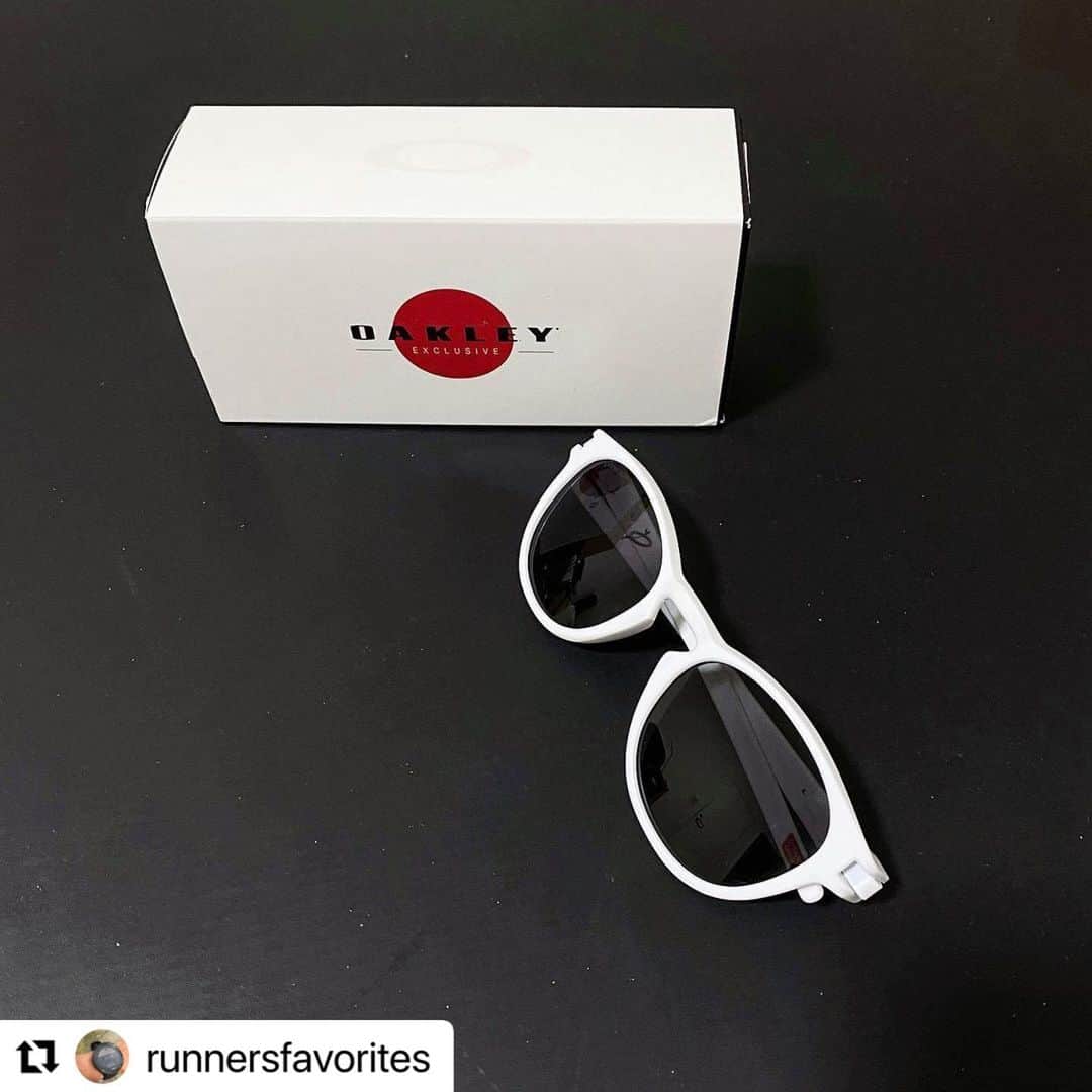 宇野薫のインスタグラム：「僕のランナーズフェイバリット  #Repost @runnersfavorites with @make_repost ・・・ * Runners Favorites ランナーたちのお気に入り  0498 @caoluno  Oakley  Latch™ (Asia Fit) Shibuya Collection オークリー ラッチ（アジアフィット）渋谷コレクション 「ランニングの時はいつもオークリーのFrogskins™ をかけていたのですが、今回初めてLatch™をトライ。フィット感も良く、走りやすかったです。デザイン面でもShibuya カプセルコレクションの白いフレームに日の丸のコンビネーションを気に入りました」 #oakley #oakleysunglasses #oakleylatch #オークリー #オークリーサングラス #オークリーラッチ」