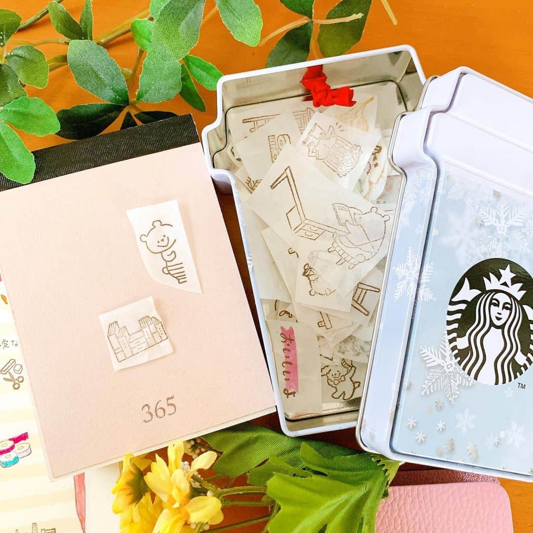 ＊kumi＊さんのインスタグラム写真 - (＊kumi＊Instagram)「2020.12.16.水  @_sakuralala_  さんの365クリアスタンプ「CRAFT SHOP」を使って、手帳会議のページ💕  スタンプでページを作るときは、トレーシングペーパーなどにスタンプを押して型抜きしたものを、手帳に並べて配置を決めています。 スタバのクリスマスオーナメントの缶に入れて保存してますが、この缶がまた可愛い😍  そして来年、初めてジブン手帳に挑戦。（トラベラーズノートにいれてます） 新発売のDAY‘s miniなのでまだ使い方があやふやの状態ですが、1月1日からしっくりくる使い方が出来るのかいささか不安😅  その他、プロッターとマークスのシステム手帳は今年と使い方は変わらず。 ほぼ日weeksも同じく簡易家計簿。 バレットジャーナルを中心に、こんな感じで来年の手帳が出揃いました✨  書き出してみて思ったけど ………多いね😂💦 (しかも全部書き切れてません🤣)  #バレットジャーナル#バレットジャーナル初心者 #バレットジャーナルの中身 #トラベラーズノート#プロッター#plotter#クリアスタンプ#スタンプ#stamp #sakuralala#sakuralala365 #travelersnote#travelersnotebook#bulletjournal #bujo #手帳#スケジュール帳#手帳タイム#ノート#マステ#文房具#文具#文具好き#シール#スタバ#スターバックス」12月16日 13時57分 - kumitea6002