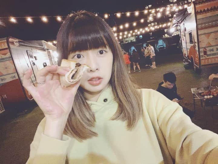 Dewi Chienのインスタグラム：「珍惜BBQ被規定只能吃的一塊吐司夾肉🤤#隔壁車還幫忙配音#哈哈哈哈哈」