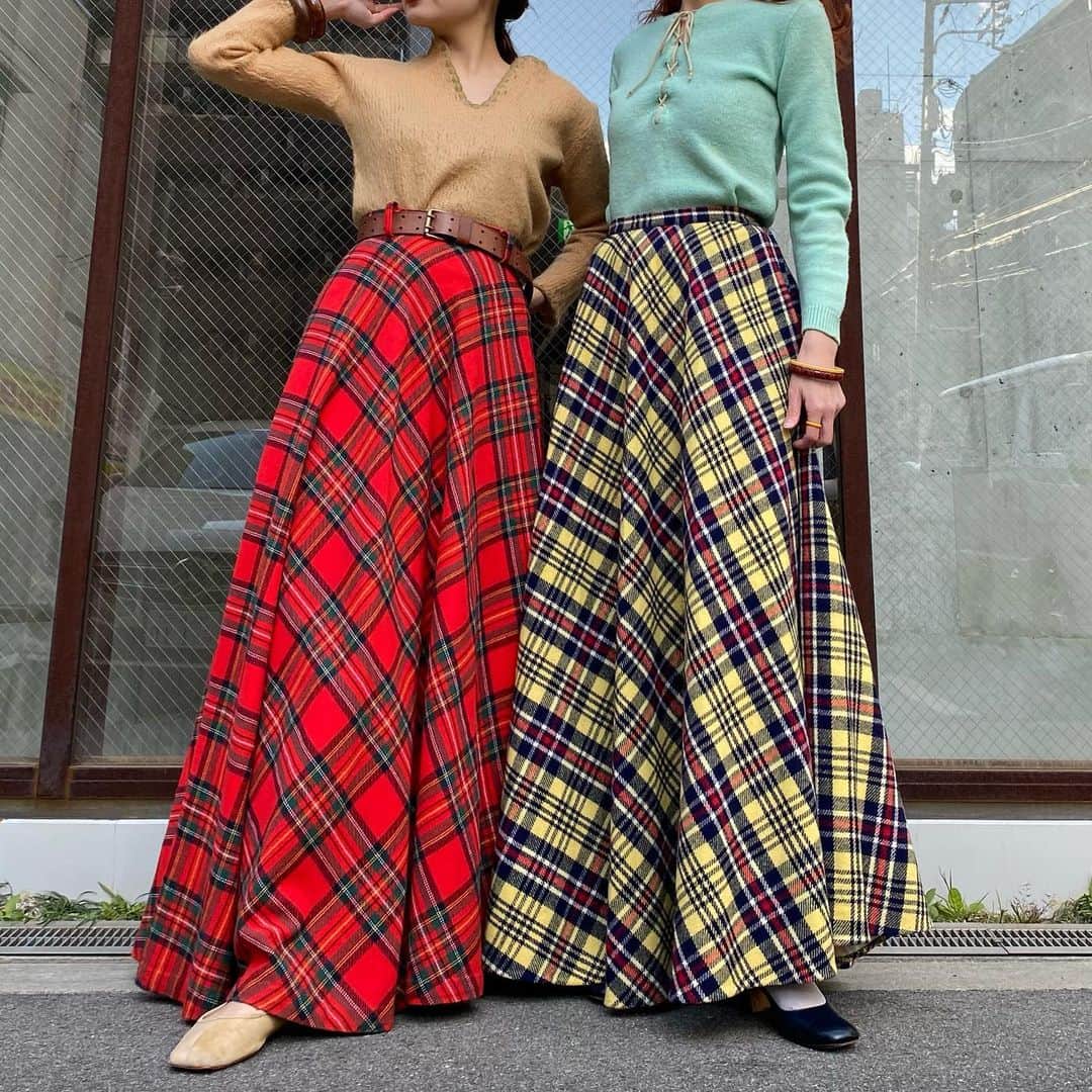 NUTTY Vintage&Collectibleのインスタグラム：「NUTTY 堀江本店 ㅤㅤㅤㅤㅤㅤㅤㅤㅤㅤㅤㅤㅤ 🇺🇸NEW ARRIVAL🇺🇸 in USA ㅤㅤㅤㅤㅤㅤㅤㅤㅤㅤㅤㅤㅤ ☑︎ vtg 70's tartan check long skirt  お待たせいたしました＊ お探しの方も多く、スタッフのラブコールも止まらない！ ㅤㅤㅤㅤㅤㅤㅤㅤㅤㅤㅤㅤㅤ 70年代らしいプレイフルなカラーリングの チェックスカートが本日入荷致しました＊ ㅤㅤㅤㅤㅤㅤㅤㅤㅤㅤㅤㅤㅤ 定番の赤いタータンチェックに 優しい雰囲気のレモン色のタータンチェック あなたはどちらがお好み？ ㅤㅤㅤㅤㅤㅤㅤㅤㅤㅤㅤㅤㅤ ニットセーターまでおそろいの彼女たち くすくすわらって楽しそうにどこにいくの？ ㅤㅤㅤㅤㅤㅤㅤㅤㅤㅤㅤㅤㅤ たっぷりの生地が織りなす、 ボリュウミーな後ろ姿、つい気になってしまうわ。 ㅤㅤㅤㅤㅤㅤㅤㅤㅤㅤㅤㅤㅤㅤㅤㅤㅤㅤㅤㅤㅤㅤㅤㅤㅤㅤ バイヤー選りすぐりの アメリカより買い付けたばかりのNEWアイテムは メンテナンス後、順次お出ししております！  SNS掲載アイテムは通販も可能ですので お気軽にお問い合わせ下さい💌  NUTTYで今冬のお洒落を お楽しみいただけますように…♡ ㅤㅤㅤㅤㅤㅤㅤㅤㅤㅤㅤㅤㅤ 🛒VINTAGE ONLINE STOREにてお買い求めいただけます🛒 5%OFFクーポンコード【shop120thx3】(~12/25迄)  ------------------------------------ 🛍NUTTY通販について🛍 ------------------------------------- ＜ONLINE STORE＞ VINTAGE▶︎http://nutty.theshop.jp/ USED SELECT▶︎https://nuttyselect.official.ec/ （プロフィールページURLよりjump🕊） ㅤㅤㅤㅤㅤㅤㅤㅤㅤㅤㅤㅤㅤ ＜VIDEO CHAT SHOPPING＞ テレビ電話をお繋ぎして、リアルタイムでご案内いたします。詳細は過去の投稿をご覧ください。」