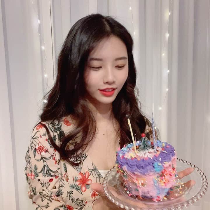 suna（ソナ）のインスタグラム：「생일축하해 주신 모든 분들 감사해요💕 넘 늦게 올린당😖😖 오늘 10시에 생방송할게요!!! 파워 좋은걸로 샀더니 이제 됩니당!!!!!🧡🧡🧡」