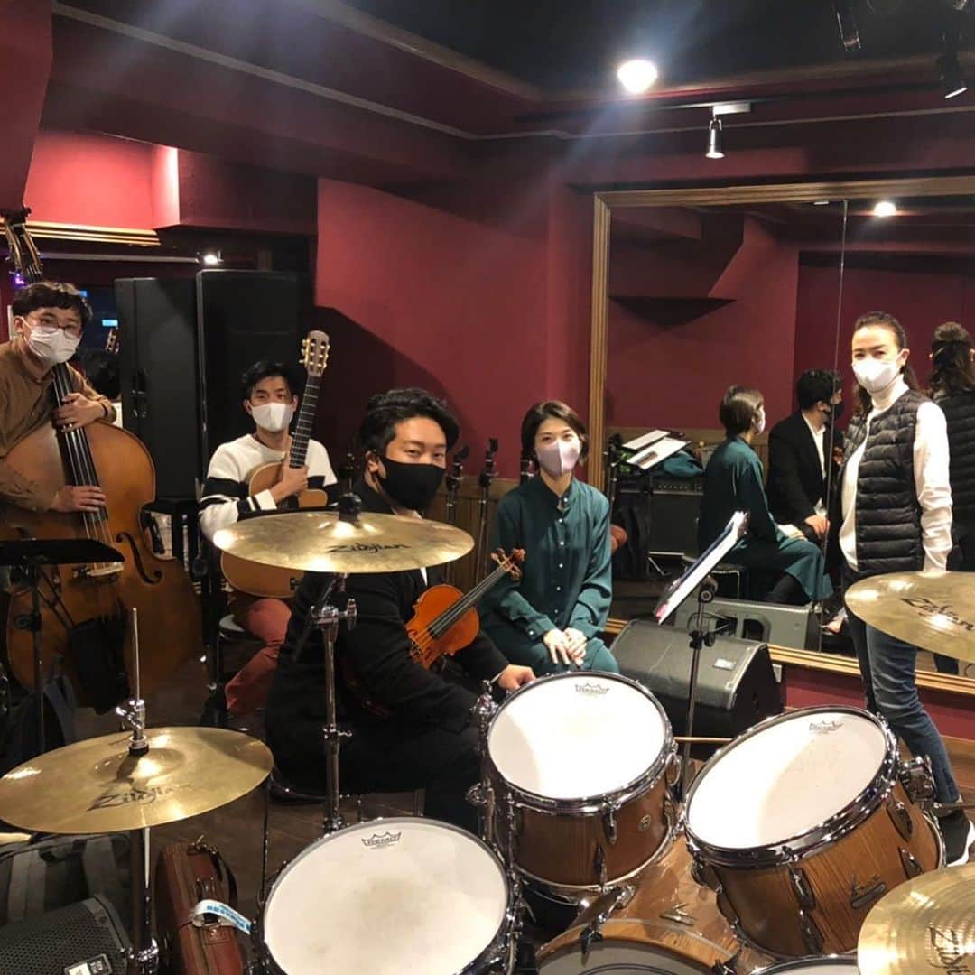 河野景子のインスタグラム：「音楽と朗読とトークイベントを初めてWeb配信でお届けします。　 いよいよ明日‼︎ 楽しい会になりますように。  # TWIN VIOLIN #グレープフルーツムーン」