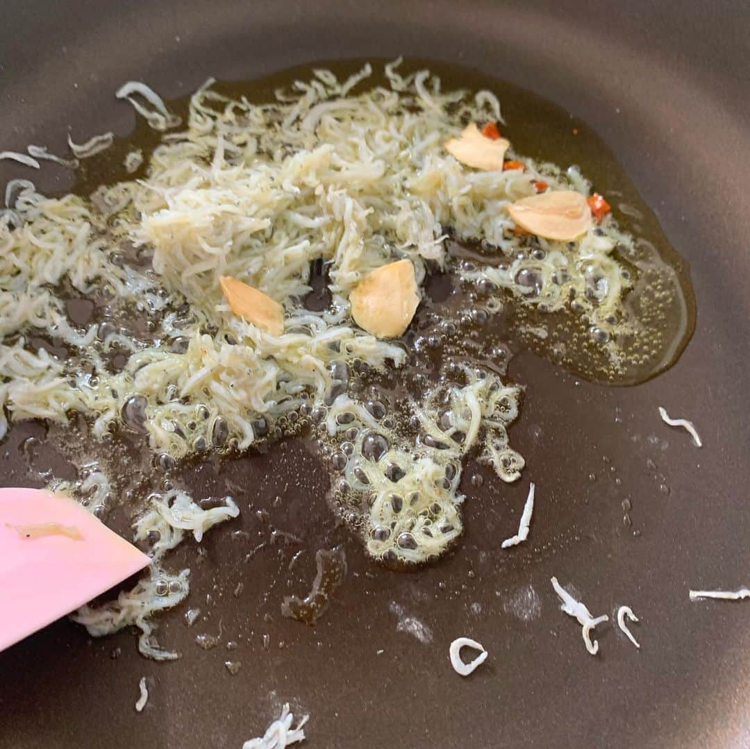 橋本志穂さんのインスタグラム写真 - (橋本志穂Instagram)「今日は炒めるレタスサラダ  ほんとはフレッシュのままがいいけど、 夫が「レタスはもさもさして千切りしてくれないと食べにくい」と。 普段から細かく刻むことにしていますが 今朝はバタバタしてたので 千切って炒めて シュンとさせることに。 冷凍しておいたシラスは こういう時に重宝。 炒めついでに ドレッシングも作っちゃう。 オリーブオイルと鷹の爪とガーリックチップで。  お誕生日なので 特にプレゼントはないけど 好みに沿った食卓にしようと 野菜好きな夫に 他にも大根とにんじんとオニオンスライスのサラダも作って ヘルシーなランチにしました。 夜は魚かなー」12月16日 14時20分 - shihohashimoto3