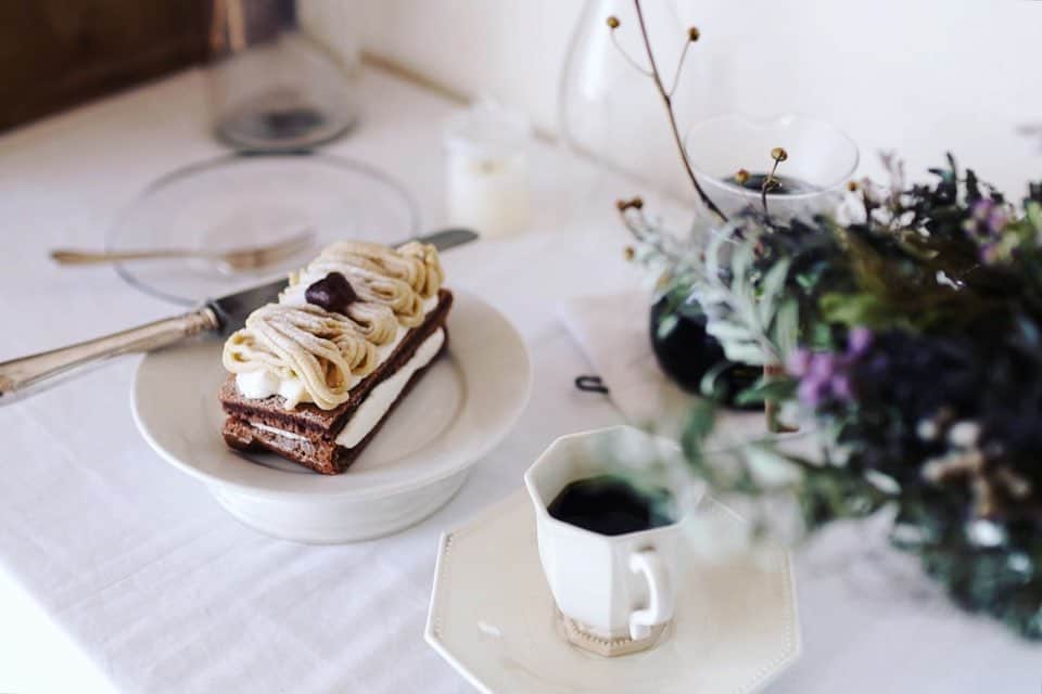 maggydaisyのインスタグラム：「_  関係ない写真も入っていたのでやり直し𓈓  take outした栗のスコップケーキ 半分にして食べたけど、軽くて口当たりが良くて、たぶん丸ごと行けた！  #たべものと日用品wao #antiques #antique」
