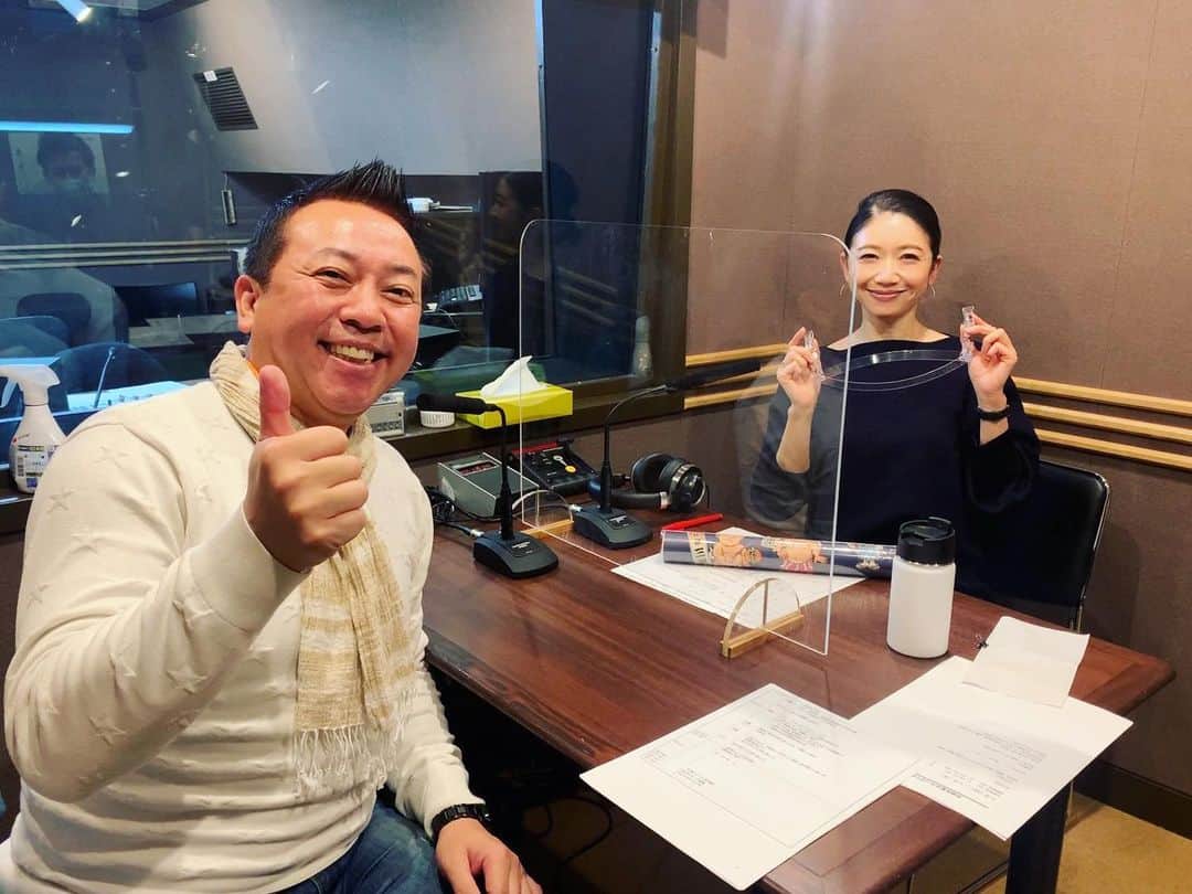 市橋有里のインスタグラム：「【今年ラストのラジオ収録】  ゲストに林家たい平さんが 来て下さり、素敵なラジオ仕事納めとなりました✨ ・ たい平さんとは、文化放送の たい平さんが10年ほど続けられている "たいあん吉日！おかしら付き♪" の番組に呼んでいただいたことがきっかけだったのですが、今回ダメ元でお声がけさせていただいたところ、気さくに来て下さいました♪ 年始の放送ということもあり、明るい2021になりますようにと願いを込めて、明るく太陽のようなたい平さんにお願いしたいな〜なんて思っていましたが、願い叶いました♪  年末らしく"笑点" のカレンダーと自作マスクを手土産に持って来てくださり、トークが楽しいのはもちろんのこと、 勉強になることばかりでした。そしてこのマスク、たい平さんの自信作だけあって、 本当に顔のどこにもあたらない‼︎ スゴイ！ 女性はマスクでお化粧落ちゃう問題、肌がかぶれてしまう問題などいろいろとありますが、ランナーや周りの人達にも優しく女性にも優しく"清潔" に使えるこのマスク♪ たい平さんのYouTubeで作り方も公開されているので、ぜひご家庭で作ってみてくださいね。  放送は新年、 1月3日からと 1月10日からです✨ ぜひ聴いてくださいね♪ ・ #市橋有里のやっぱり走って損はない  #林家たい平 #笑点 #文化放送でご一緒させていただきました #たい平さん器用〜 #明るい2021になることを祈って✨」