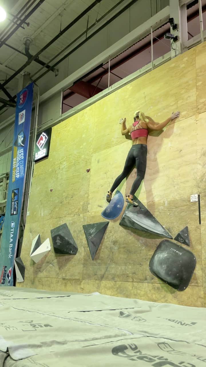 シエラ・ブレア・コイルのインスタグラム：「Slab traverses are my favorite. Now I just need to master right to left 😄 @mammut_swiss1862 @usa_tc」