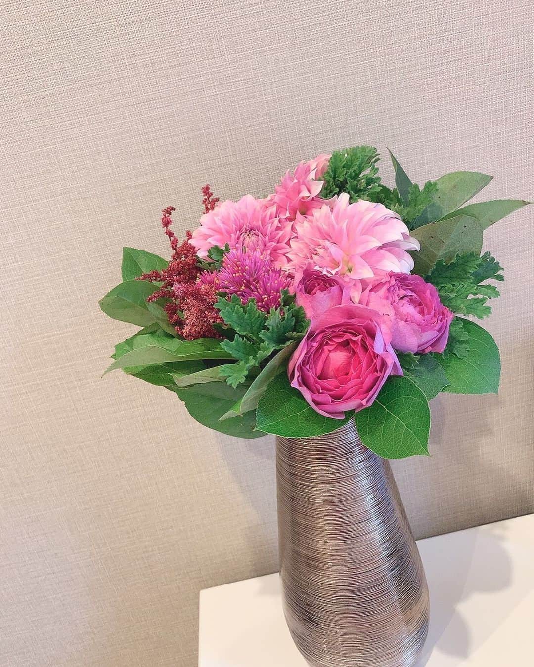 樺島彩のインスタグラム：「今朝ははやドキ ありがとうございました⭐️  寒いからお家でゆっくり💓飾ってるお花が綺麗で癒されます☺️」