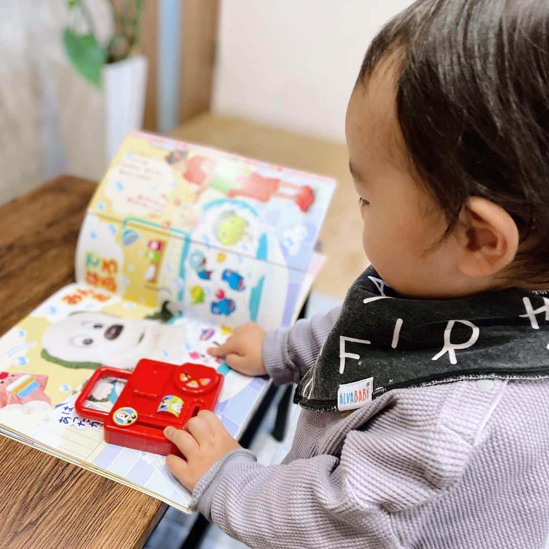 うめりのインスタグラム：「𝟚𝟘𝟚𝟘.𝟙𝟚.𝟙𝟞﻿ この度なんと！﻿ 幼児雑誌『げんき』(@genki_magazine)の﻿ 2021年読者サポーターを﻿ させて頂くことになりました👶🏻✨﻿ ﻿ げんきは息子の大のお気に入りで、﻿ 何度も何度も読み返している﻿ 本当に大好きな本なのです🙌💕﻿ 付録もいつも楽しみっ！☺️﻿ ﻿ ┈┈┈┈┈┈┈┈┈┈┈┈┈┈﻿ 第一弾は﻿ 『いないいないばあっ！冬号』﻿ 付録：ワンワン  てあそびボックス﻿ ┈┈┈┈┈┈┈┈┈┈┈┈┈┈﻿ ﻿ 今回は巻頭にいないいないばぁっ！の﻿ 「おともだち大集合BOOK」の﻿ ミニブックがついています📙﻿ ﻿ すごく細かいプロフィール付きで﻿ かなり読み応えあります👍笑﻿ ﻿ クリスマス🎄から、﻿ ひな祭り🎎の㌻まで﻿ 盛りだくさんでした！﻿ ﻿ うちの子が気に入ったのは﻿ みんなでおふろに入っていて﻿ ぺろっと㌻をめくることでお風呂の水が﻿ ザブーンと流れ出るように見える㌻🛁﻿ (3枚目に動画載せてます👀音声注意です)﻿ ﻿ 何度も「バァーッ！」といって﻿ 喜んでめくっています👐✨﻿ ﻿ 付録も右上の窓を開けるたびに﻿ ワンワン・はるちゃん・うーたんの﻿ せりふが流れてて大喜び🎶﻿ 持ち運びもしやすい持ち手付きなのも嬉しい！﻿ ﻿ #1歳10ヶ月﻿ #講談社げんき﻿ #いないいないばあっ！冬号﻿ #ワンワンてあそびボックス﻿ #げんき読者サポーター﻿ #いないいないばあっ #げんき﻿ #ワンワン #Eテレ #こども雑誌 #雑誌付録 #1歳10ヶ月 #男の子ママ」