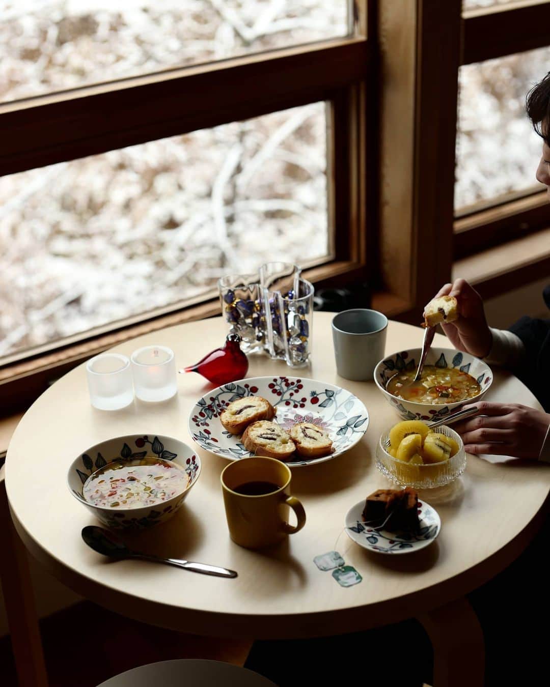 Scopeさんのインスタグラム写真 - (ScopeInstagram)「岐阜にあります スコープアパートメント辺りに 雪が積もりました。  窓から雪景色が見えるっていいですねぇ。 普段とは全く違った外の風景、 12月、冬、クリスマス、そんな雰囲気 を楽しませてもらっています。  野菜スープ、チーズと アンチョビをのせて焼いたバケットに コーヒーという普段の朝食も ルノフロストベリーにのせましたら それだけでも雰囲気ですし キャンドルを灯しましたら雰囲気です。 アアルトベースにファッツェルの チョコレートを入れましても、 これまた雰囲気なんだかいい朝でした。  窓から雪が積もった景色を見るのは フィンランドばかりといった 愛知県民ですが、日本の雪景色もまた 綺麗なものですね。  フィンランドの人がホワイト(オパール) のガラスを好むのもなんだかわかった 気がします。今、手元にありましたら テーブルのアアルトベースはホワイトに したかったから。  でも、車の運転は注意報 ノーマルタイヤ！山道！ 雪がなくなるまで家から出られないよ。  #ルノ日記 #スコープ計画013 #フロストベリー #scope_japan #runo #arabiaruno #ルノ #arabiafinland #finlandjapan #tableset #finnishdesign #ヘイニ #ヘイニリータフフタ #heiniriitahuhta」12月16日 14時39分 - scope_japan