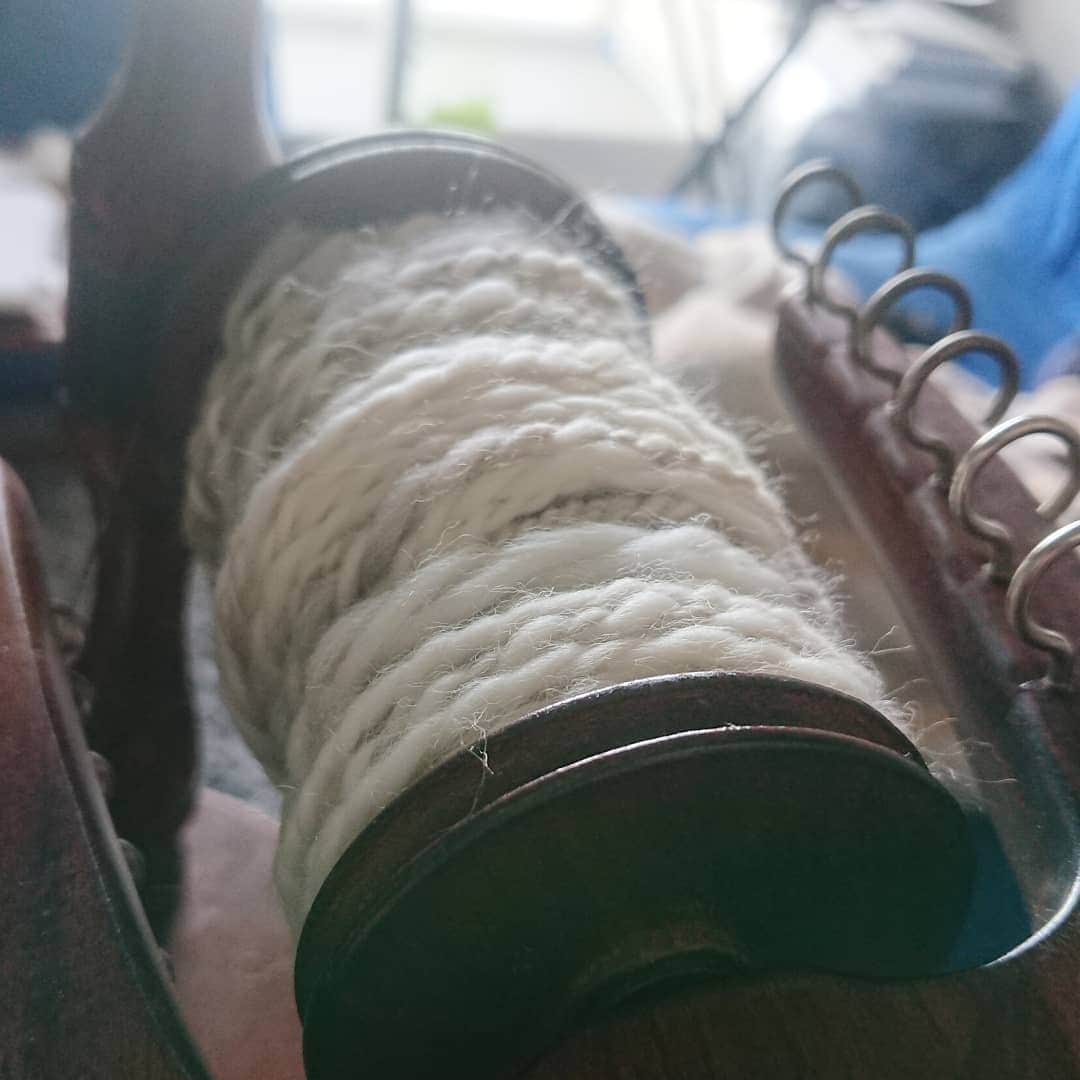 長久保智子さんのインスタグラム写真 - (長久保智子Instagram)「It ’s always lace knitting and spinning, so sometime...  Thick and fluffy merino wool. What to make is still secret！lol  🤭  ＊ いつもいつも「細くて均等な」シェットランドレースを紡いだり編んだりしていると、たまには「太くてあえて不均等」なふわふわメリノとか、やりたくなる(笑) これで何をつくるかは～またあとでのお楽しみ…  #spinningwheels #spinningyarn #handspun #merinowool #紡ぎ糸」12月16日 14時41分 - satoko.tricot_the