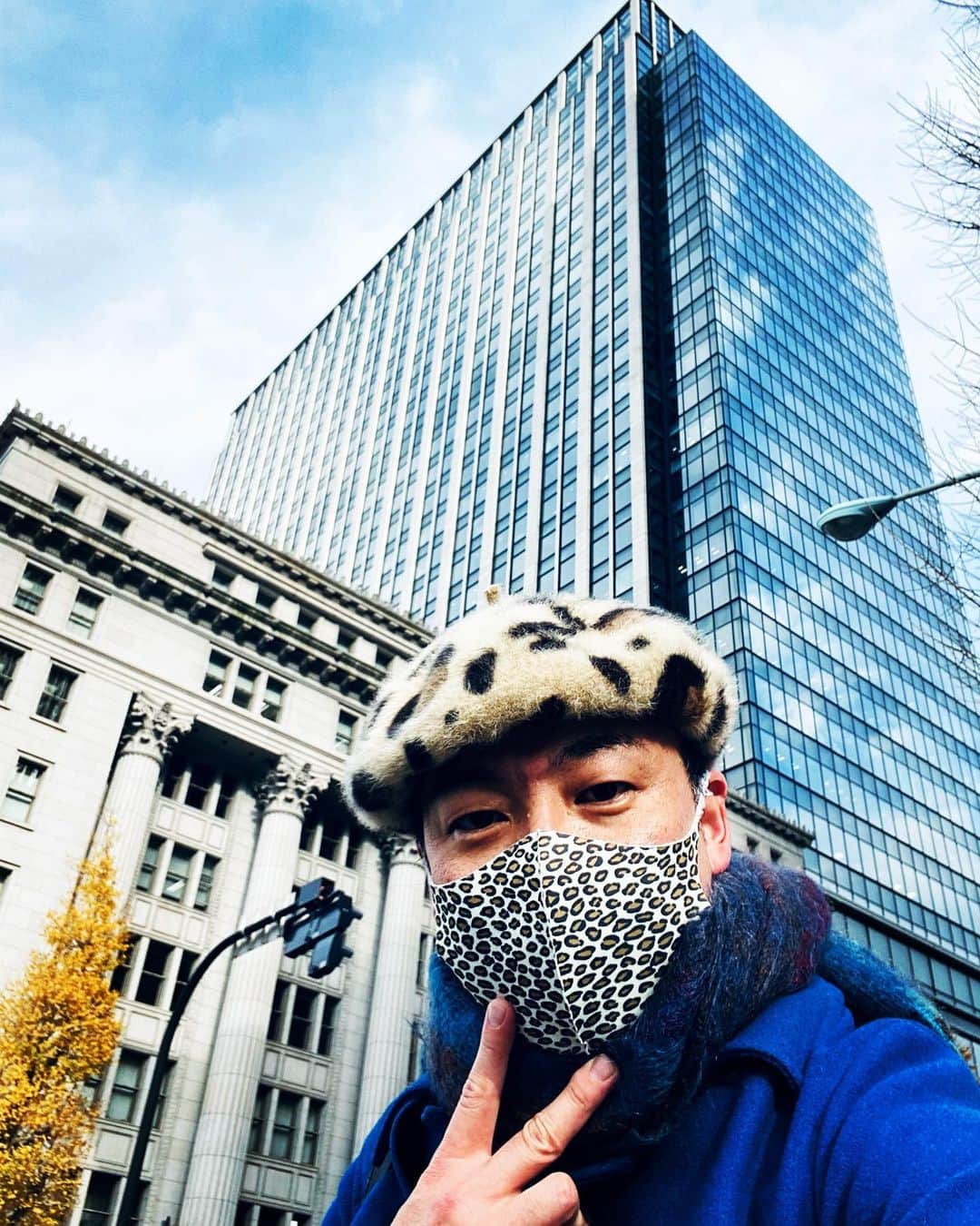 美川憲二さんのインスタグラム写真 - (美川憲二Instagram)「丸の内で　喉のケアをした後は🏥☺️✨✨✨✨✨✨✨✨✨  二重橋ビルディングの　素敵な  タリーズコーヒーで  コーヒータイムして☕️😉✌️  これから　銀座まで歩いて  打ち合わせよー📝✏️✏️😃😄✌️✌️  痩せるためにも  ウォーキング〜  ウォーキング〜  それそれ〜🚶‍♀️💨💨💨 #二重橋ビルディング  #丸の内 #コーヒータイム #ウォーキングよー #それそれー  #美川憲一 #美川憲二 #ヒデコフランセスカ #オネェ系 #ものまね」12月16日 14時42分 - mikawakenji
