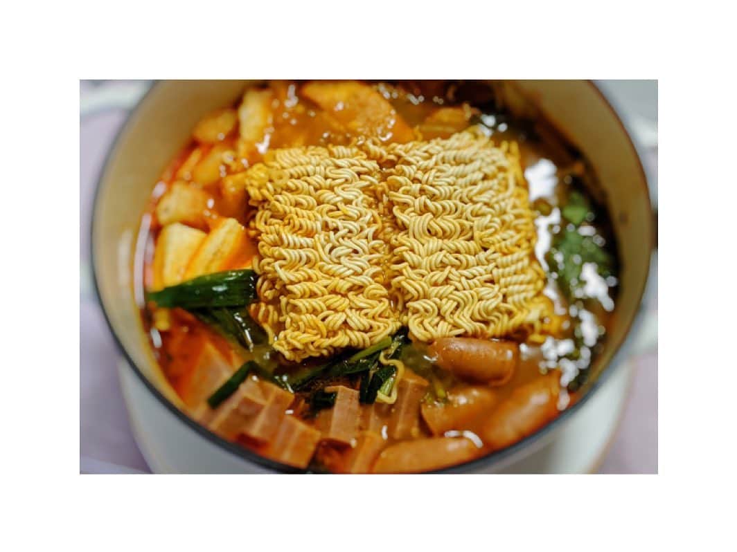 川村亜紀さんのインスタグラム写真 - (川村亜紀Instagram)「今シーズンの我が家の食卓のスタメン「プデチゲ」さんです🍲 食べ始めると止まらなくなります。 この冬にあと何回プデチゲをいただくのでしょうか。楽しみです😊 気温が下がりましたので、皆さん暖かくしてお過ごし下さい。 プデチゲにはいつも辛ラーメンを使うのですが、今回はサッポロ一番を使いました。 #サッポロ一番 のアカウントがあることを今こちらを書きながら知りました。  #부대찌개 #가정요리 #homedinner #homemade #homecooking #homesweethome #lovecooking #stayhome #enjoyyourhome #ごちそうさまでした #我が家のお家ごはん #お家ごはん  #プデチゲ #韓国家庭料理  #亜紀の食卓」12月16日 14時42分 - _aki1015_