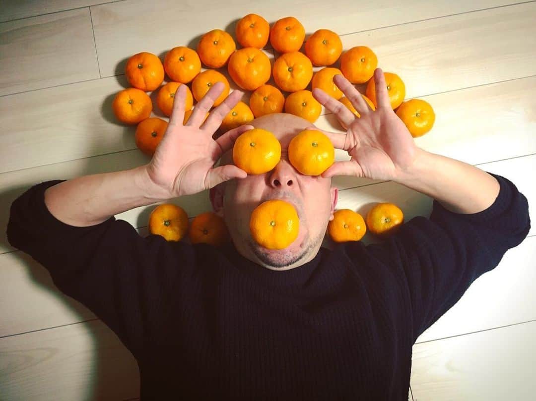 大岡源一郎さんのインスタグラム写真 - (大岡源一郎Instagram)「こんなに食べたらみかん星人になっちゃうよ〜。 . #師匠にもらった」12月16日 14時45分 - gennozidotcom