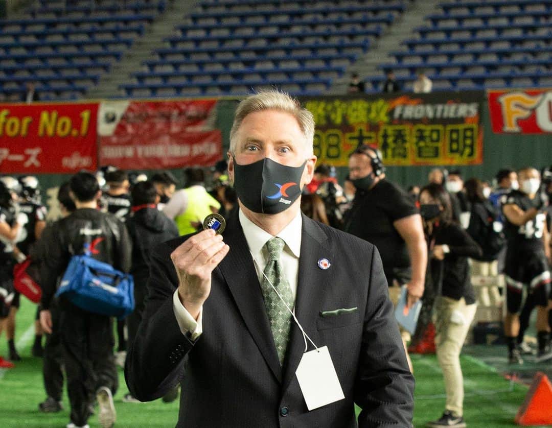 アメリカ大使館さんのインスタグラム写真 - (アメリカ大使館Instagram)「昨日12/15は、アメリカンフットボール🏈社会人チームの日本一を決める『JAPAN X BOWL 2020』が東京ドームで行われました。 今年もヤング臨時代理大使がこのゲームの先行後攻を決めるコイントス🪙を勤めました。 今年はオービックシーガルズが勝利🏅 両チームの選手の皆さん素晴らしいゲーム本当にお疲れ様でした📣 . #usa #america #americanfootball #studyabroad #sports #cointoss #football #japanxbowl2020 #xleague #tokyodome #wellnesswednesday #アメリカ #留学 #アメリカンフットボール #コイントス #観戦 #ホリデーシーズン #スポーツ #決勝戦 #社会人チーム #finalgame #athletes #アメフト#スポーツ観戦 #セーター #マスク #感染予防対策 #日本一」12月16日 14時54分 - usembassytokyo