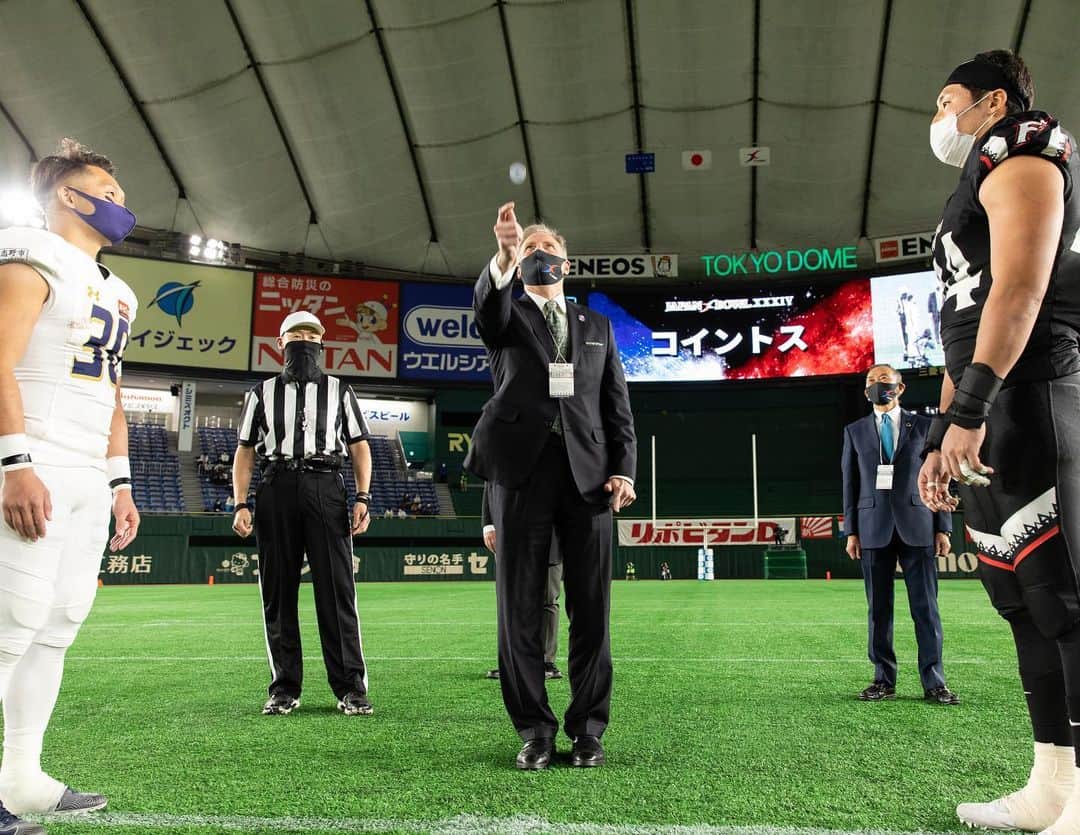 アメリカ大使館さんのインスタグラム写真 - (アメリカ大使館Instagram)「昨日12/15は、アメリカンフットボール🏈社会人チームの日本一を決める『JAPAN X BOWL 2020』が東京ドームで行われました。 今年もヤング臨時代理大使がこのゲームの先行後攻を決めるコイントス🪙を勤めました。 今年はオービックシーガルズが勝利🏅 両チームの選手の皆さん素晴らしいゲーム本当にお疲れ様でした📣 . #usa #america #americanfootball #studyabroad #sports #cointoss #football #japanxbowl2020 #xleague #tokyodome #wellnesswednesday #アメリカ #留学 #アメリカンフットボール #コイントス #観戦 #ホリデーシーズン #スポーツ #決勝戦 #社会人チーム #finalgame #athletes #アメフト#スポーツ観戦 #セーター #マスク #感染予防対策 #日本一」12月16日 14時54分 - usembassytokyo