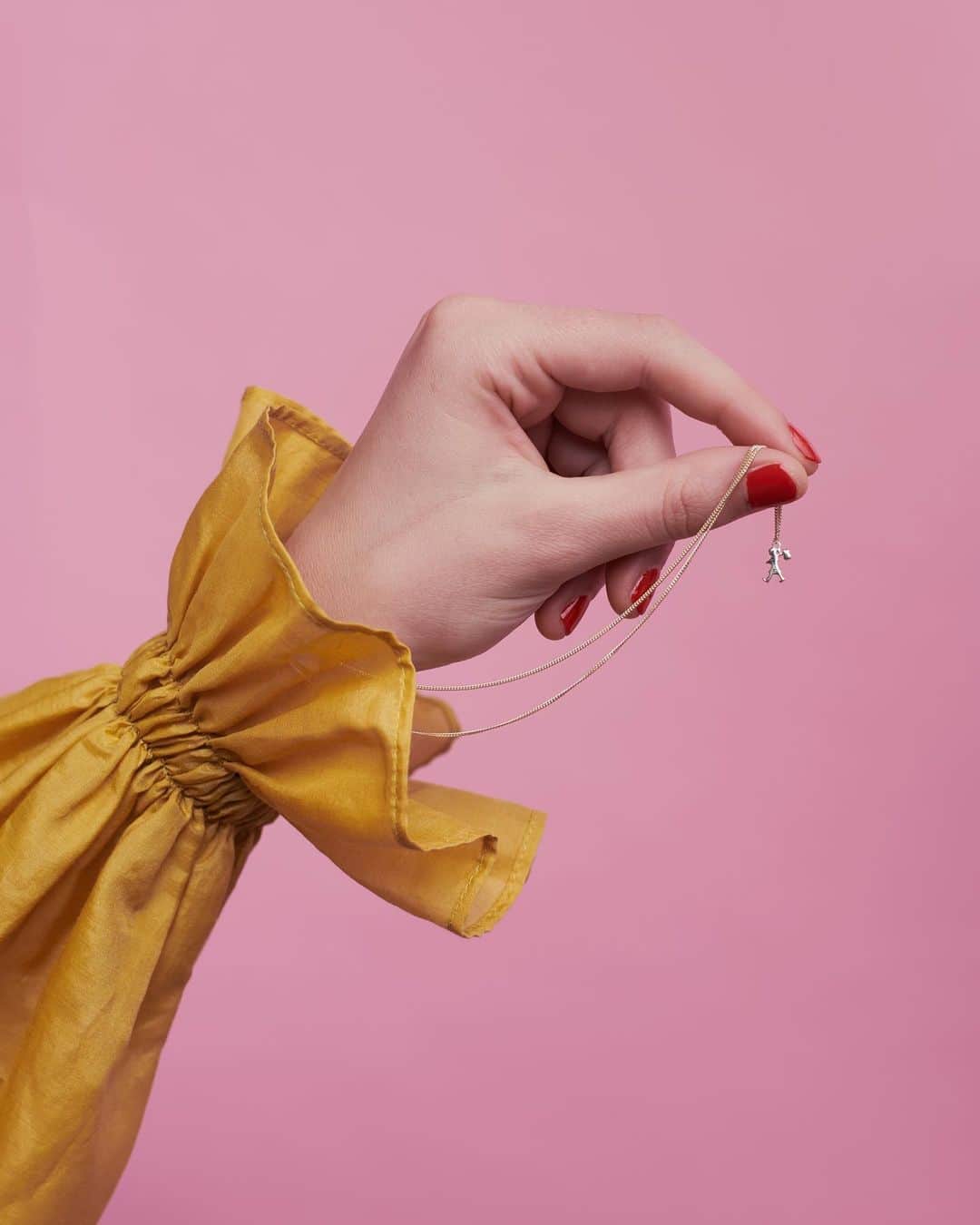 のインスタグラム：「A reminder to place your online gift orders in the next few hours to ensure they arrive on time! Need some ideas for even the hard-to-buy-for? Take a look at our gift edit on karenwalker.com (or link in profile)」