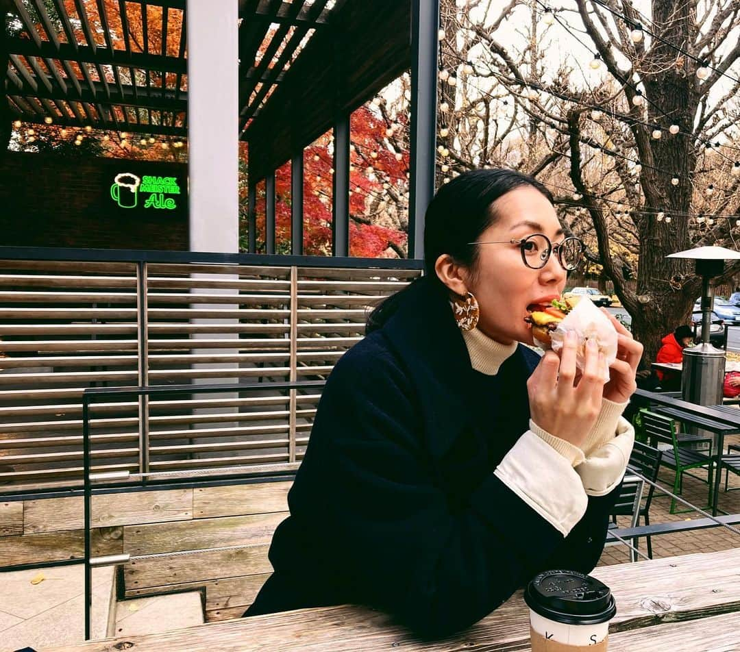 松田珠希さんのインスタグラム写真 - (松田珠希Instagram)「食べてばっかりウェンズデー🍣🍔久しぶりのシェイクシャックは美味しかったな✨ いちょうは散ってるけどテラスはヒーターが効いていて暖かくて過ごしやすかったです👌 #外苑前いちょう並木 #shakeshack #ハンバーガー　#humberger」12月16日 14時52分 - tamakimatsuda11