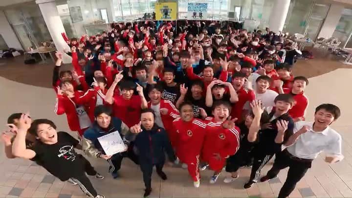野中泰輔のインスタグラム：「ROADTRIP2020🚗 三重高等学校ダンス部にサンプライズ訪問してきました！！ 若い子達のパワー、そして学ぶ姿勢の強さを見て自分も熱くなった🔥  🎞 @jason_halayko   #bboytaisuke #ROADTRIP2020 #THEJAMFINAL2020 #GoProJP #ASIANZ #AXF #スタバズ #レッドブル #flexdream #NewEraJapan #MAKAVELIC #thejamから世界へ @thejam_japan @goprojp @asianz_staff @buzz_rental  #おやつカンパニー」