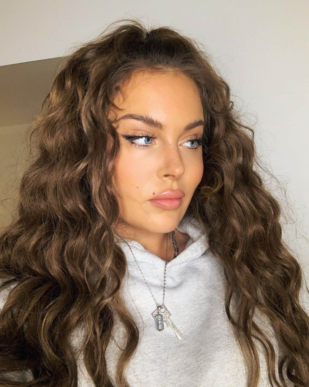 ファニー・リックマンのインスタグラム：「It’s 06.57AM for some reason and I haven’t slept yet 😶」