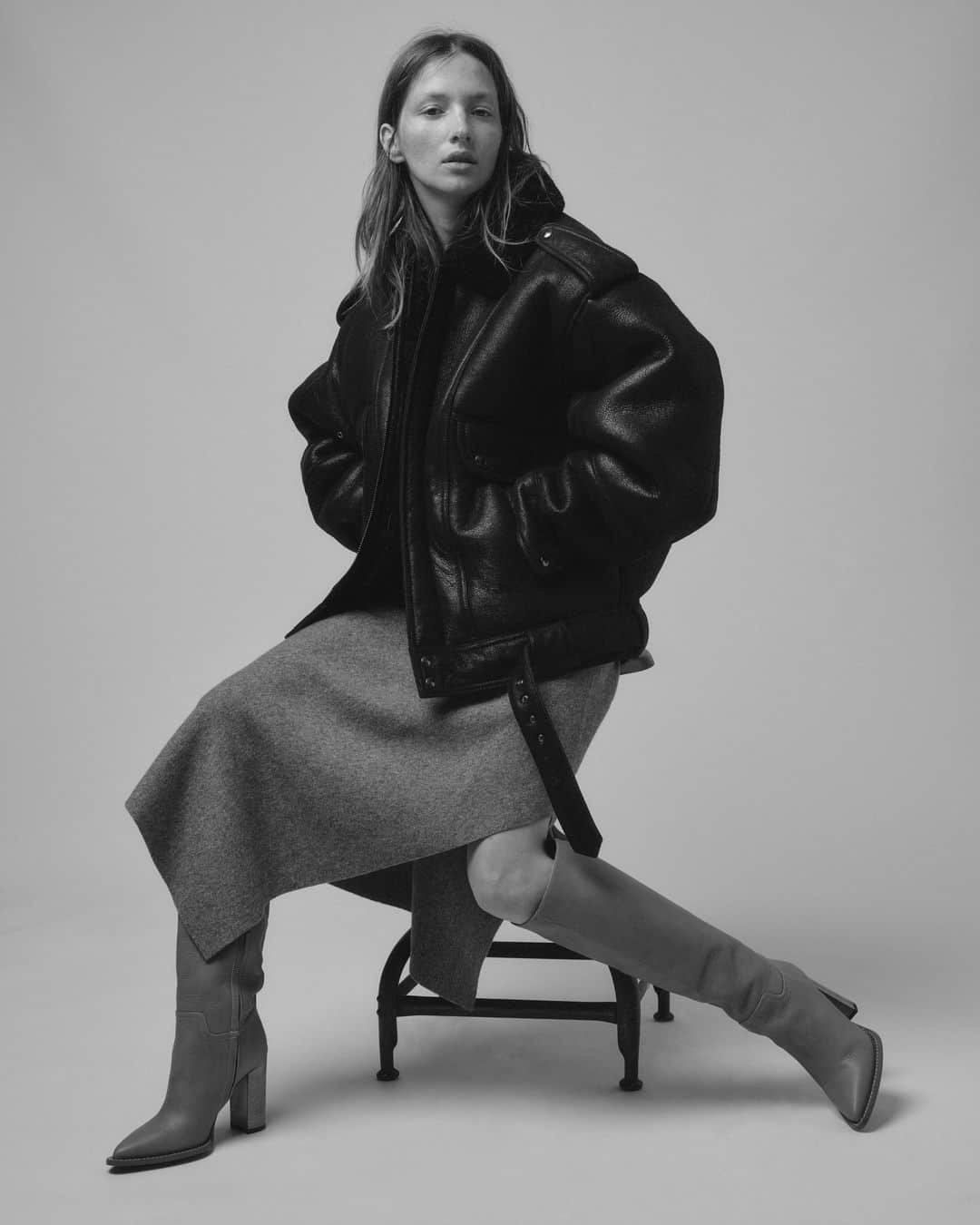 のインスタグラム：「ENHANCE YOUR FEMININITY !⁣ THE POWER OF AN OVERSIZED SHEARLING JACKET BALANCES THE SOFTNESS OF KNITWEAR⁣ Edito #5 Grey Garden - Available online and in our stores. (Link in bio to discover our FW20 coats selection)⁣ ⁣ photo - @thomasgoldblum⁣ model - @martinaprekopova⁣ ⁣ #aviatorbomber #knitwear #barbarabui #fw20」