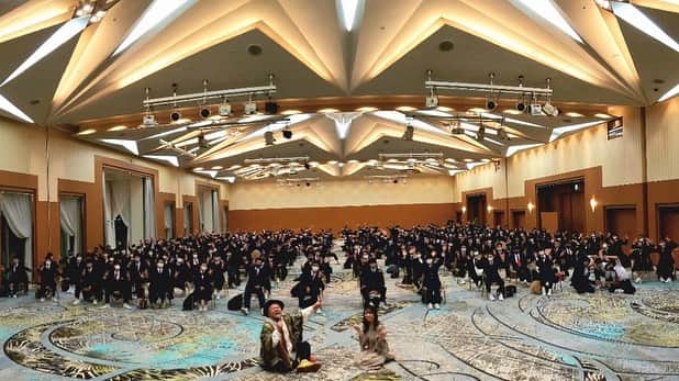 HIPPYのインスタグラム：「広島の後輩達の 広島の修学旅行  母校！東原中学校の修学旅行 ゲスト講演 & LIVEさせていただき 後輩達の笑顔が可愛くて尊くて幸せな時間でした 後輩達にとって最高の思い出になってくれたら 嬉しいな 君たちは何にでもなれる！ 今ある幸せを大事に、素敵な未来を築いてね  俺はめちゃ楽しかったし 一人一人とも話したかったな♪ ありがとうね  先生方 開催までたくさんの困難葛藤あったと思います このような機会を与えてくださり 心からありがとうございます  楓子ちゃん演奏ありがとう  後輩たちーまた逢おうなー！」