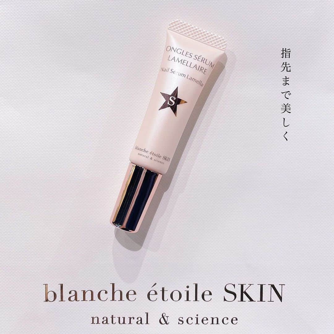 のインスタグラム：「. クリスマスコフレにも入っている "ONGLES SÉRUM LAMELLAIRE" . こだわりの成分を重ね合わせ、 爪・甘皮をケアし健やかな指先へと導いてくれます。 . お手元のケアがきちんとされていると 所作も美しく見え美意識も高まります☺️ 生活感や清潔感が現れやすい お手元のスペシャルケアを、 この機会に新しい習慣として取り入れてみませんか? . #blancheétoile #ブランエトワール #濱田マサル #ONGLESSERUMLAMELLAIRE #オングルセラムラメラ #ネイル #nail #指甲保养 #クリスマスコフレ」