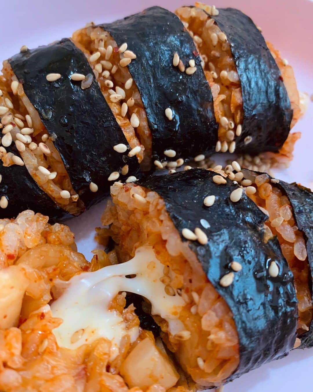 のインスタグラム：「ランチにチーズキンパを作りました(๑′ᴗ‵๑) ご飯にキムチ、コチュジャン、醤油、塩を混ぜて海苔に広げ、割けるチーズを乗せて巻いて、電子レンジでチン🍳するだけ👍簡単🤤 チーズがトロ〜リ溶けて、美味しいよ💖 では、少し眠ってからまた仕事しまする💪 凄く風が冷たいのでどうか暖かくして下さいね♨️」