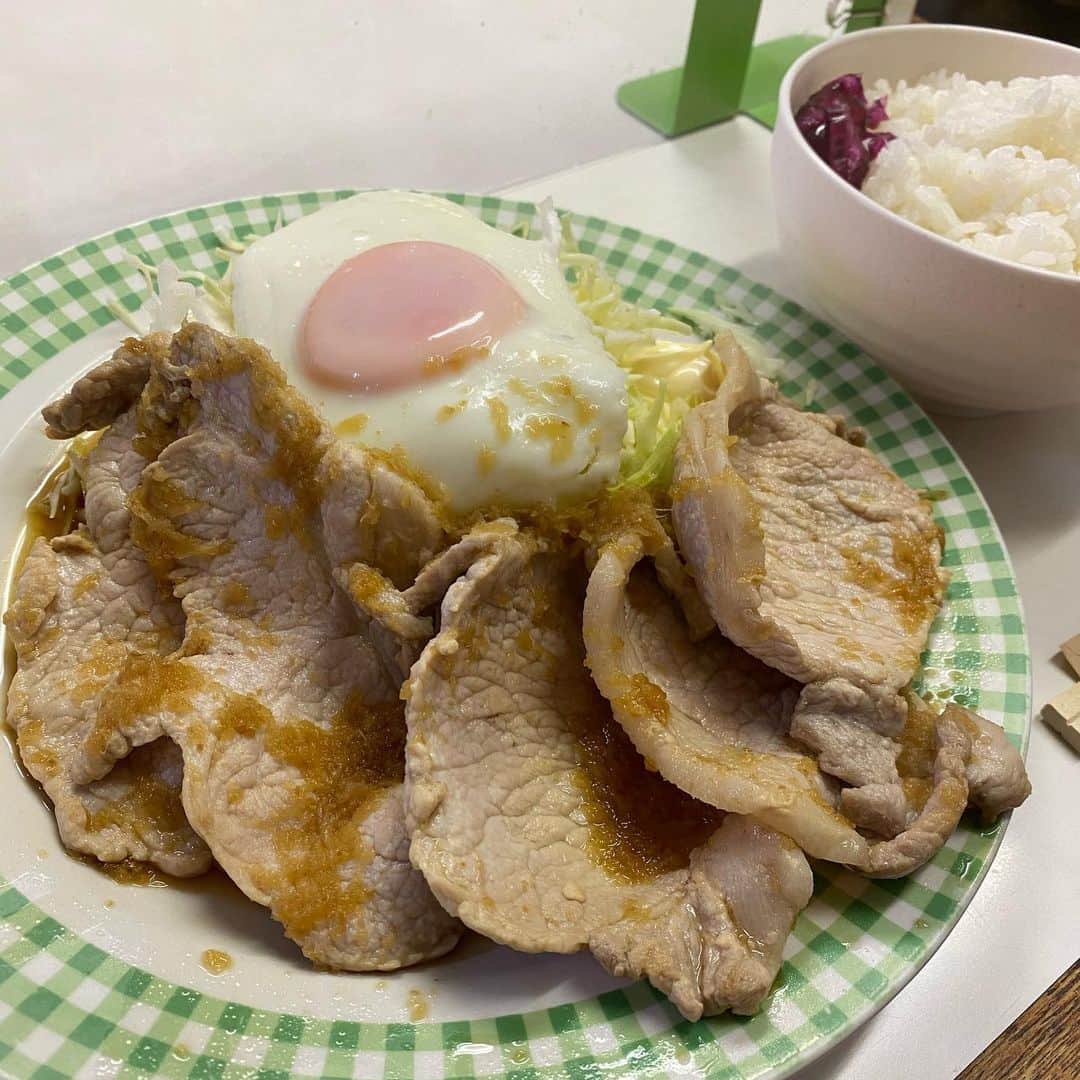 のインスタグラム：「孤独のグルメ〜AVマネージャー編〜  神宮前二丁目【時田屋】  “鬼滅の刃"を彷彿とさせる皿＆仕切板の緑で統一されたカラーコーディネート  言わずもがな 豚肉の厚み／粗めにすりおろした生姜／半熟の目玉焼き／米の硬さ／コロナ対策etc.etc...完璧  お店＆プロダクション選びは慎重に  #AV #AV事務所 #AVプロダクション #AV女優 #セクシー女優 #シーモア #cmore_ent #原宿 #神宮前 #神宮前二丁目 #神二 #ランチ #lunch #時田屋 #生姜焼き #孤独のグルメ」