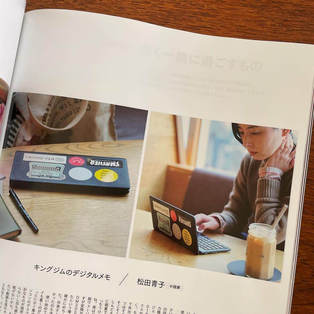 のインスタグラム：「日用品特集のGINZA1月号で私のポメラさんを紹介しています。ステッカーを貼る向きが逆じゃないのかとたまに言われますが、自分に見せるために貼っているので、自分に向けて貼っております。」