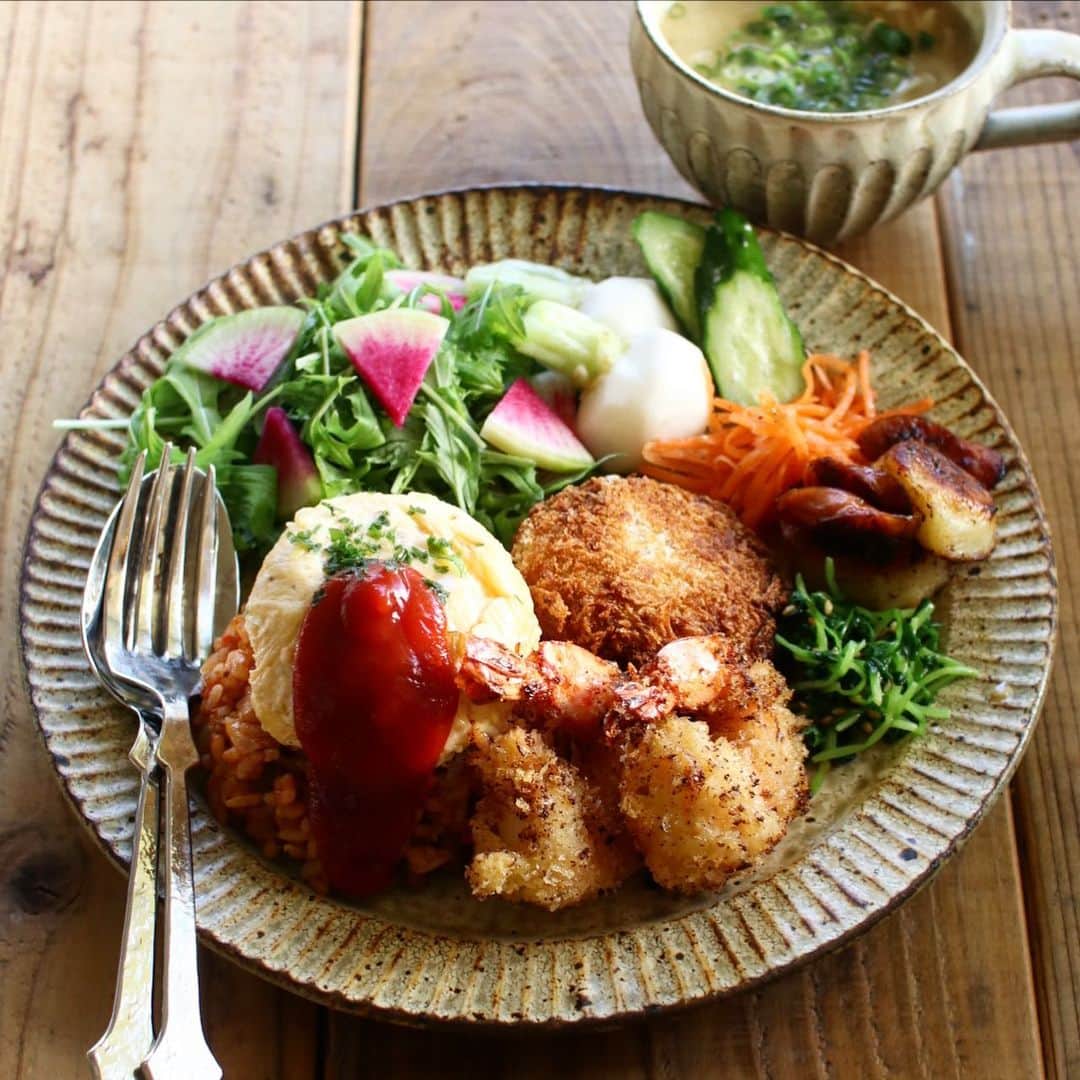 Atsukoのインスタグラム：「Today's lunch 2020.12.16 ･ まん丸オムライス 海老フライ おからコロッケ 豆苗ナムル キャロットラペ ジャーマンポテト サラダ 大根と豆腐の味噌汁 ･ ･ 和風洋風mixでワンプレート。 久しぶりにまん丸オムライス作った。 娘のお弁当も同じ内容で。 土曜日に細かすぎて伝わらないモノマネ選手権やってたの知らなくて😭見逃したのかなりショック😭😭見逃し配信やってくれないかな〜。 まじお願いします😂😂😂」