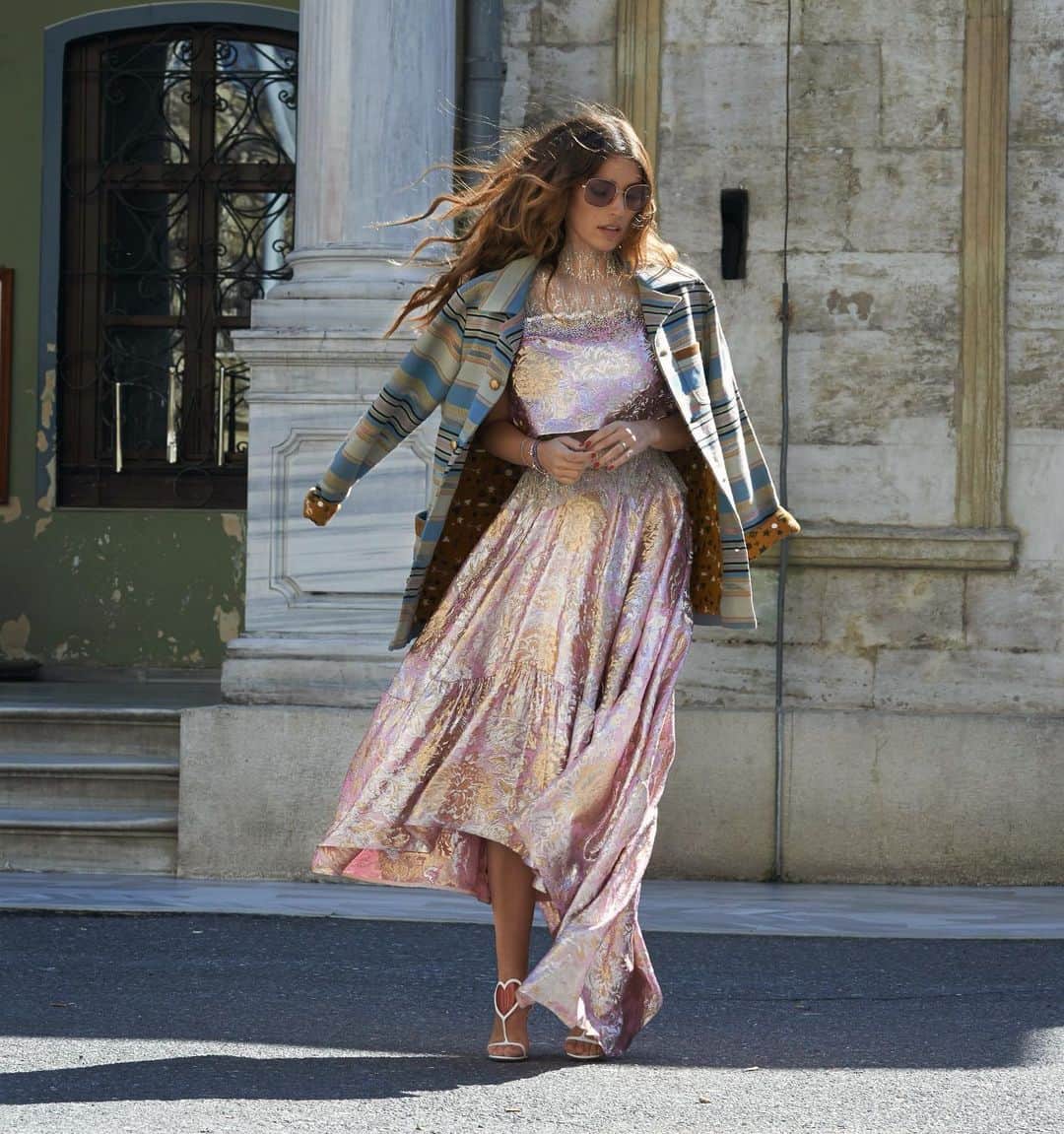 ヨランテ・ヴァン・カスベルヘンのインスタグラム：「Sometimes in the winds of change we find our greatest direction 🧚🏼」