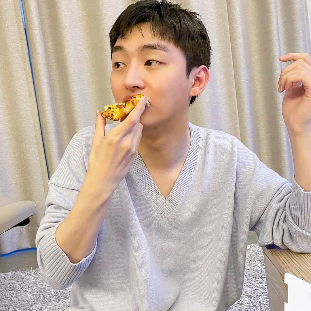 ユン・ジソンさんのインスタグラム写真 - (ユン・ジソンInstagram)「🍕밥알들 밥 잘 챙겨먹어요❤️」12月16日 15時22分 - _yoonj1sung_