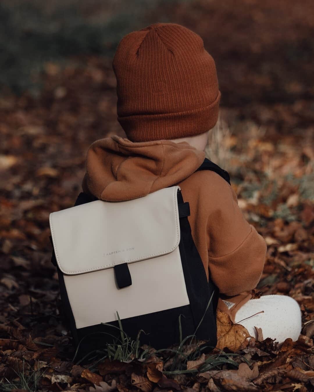 Kapten & Sonさんのインスタグラム写真 - (Kapten & SonInstagram)「'Just enjoy the simple pleasures in life.' 🧡🍂 How cute is the kids version of our backpack Fyn "Cream Black"? Perfect X-MAS gift for the little ones! 😍 If you still need some inspiration - check out @kaptenandson.kids! @jennii_hh #bekapten #kaptenandson⁠ .⁠ .⁠ .⁠ #kaptenandsonkids #backpack #kidsbackpack #kidsfashion #style #fashion #outfit #cutekids #love #winter #giftideas」12月16日 15時30分 - kaptenandson