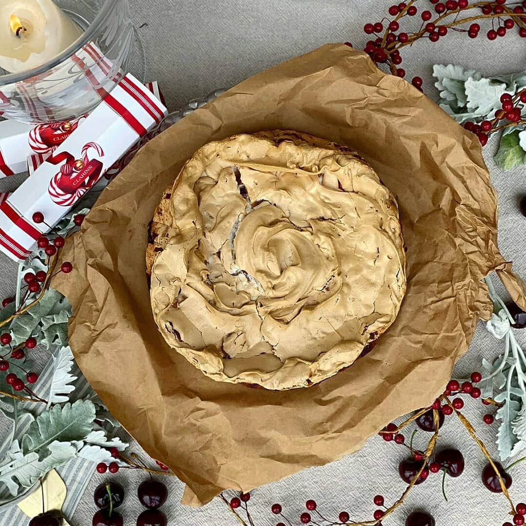Clarins Australiaさんのインスタグラム写真 - (Clarins AustraliaInstagram)「We're in the kitchen with Masterchef Australia 2019 winner @larissatakchi who has created the ultimate Christmas dessert for us to try: Cherry Coconut Meringue Cake. Swipe to get cooking! 👩‍🍳  #ClarinsAus #ChristmaswithClarins #ClarinsHoliday #TakeCareCampaign」12月16日 15時33分 - clarinsanz