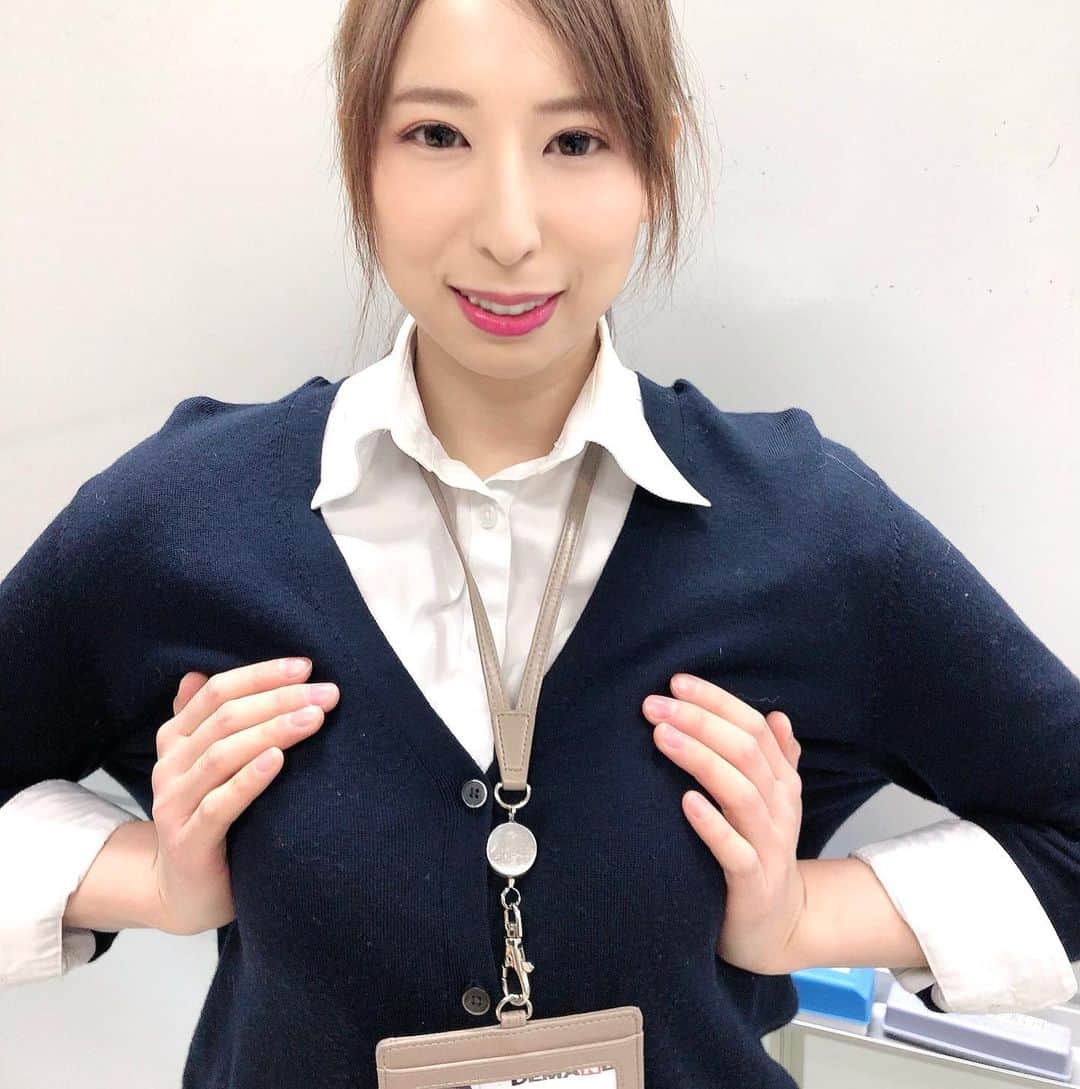 XCITYのインスタグラム：「SOD女優部　吉岡明日海さんに一年ぶりにインタビューさせていただきました！  一年経ってこんなエロいポーズができるようになりました。  #吉岡明日海 #セクシー女優 #jav #AV女優インタビュー」