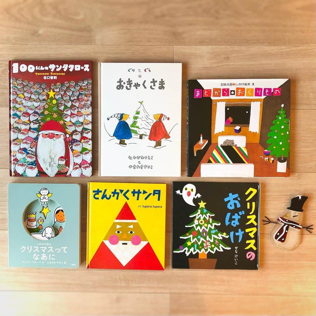 吉田明世さんのインスタグラム写真 - (吉田明世Instagram)「🎄🍰🎅 我が家のクリスマス絵本📚 サンタさんがくるのを心待ちにしている娘と毎晩いっしょに読んでいます💫 2歳半の娘にはちょっと早いかな？という絵本でも、絵本の中のイラストを見ながらあれこれお話ししたり、ふたりでいろんな想像を膨らませながら楽しませてもらっています✨  海外の作品でも素敵なもの たくさんありますよね☺️  みなさんはどんなクリスマス絵本を読んでいますか？💛  #クリスマス絵本 #絵本 #クリスマス #絵本専門士 #100にんのサンタクロース #谷口智則#ぐりとぐらのおきゃくさま #なかがわりえこ #やまわきゆりこ  #まどからおくりもの #五味太郎  #クリスマスってなあに #ディックブルーナ  #さんかくサンタ #tuperatupera  #クリスマスのおばけ #せなけいこ」12月16日 15時36分 - akiyo0414