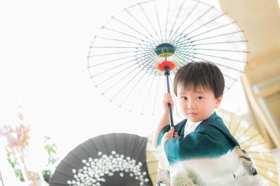 Miku Hirata 平田未来さんのインスタグラム写真 - (Miku Hirata 平田未来Instagram)「#誰でも行けるフォトスタジオ ♡ これで最終回です😊🙏  大好きな次男のあーちゃん❤️ 今年はコロナで、通っていた保育園もなかなか行けず💦  今年はほとんどずっと一緒にいました😊💓0歳1歳の頃はお兄ちゃんの方に手がかかったりしたので、貴重な時間となりました✨  丸くてコロコロしていて、3歳ならではの笑顔やおしゃべりをしてくれて 日々癒されています😊💕  お兄ちゃんと一緒に仲良く、伸び伸び育ってね‼︎  ではでは、今日はまた夜にも投稿します♡  #pr #誰スタ #誰でも行けるphotostudio #文京区写真スタジオ #文京区小石川 #写真館 #写真スタジオ #写真撮影 #七五三ママ #七五三男の子 #七五三写真 #七五三写真 #七五三前撮り #3歳男の子七五三 #３歳男の子  #男の子袴 #袴男の子 #袴レンタル #記念撮影📷 #兄弟撮影 #兄弟ママ #kimonoboy #hakama #hakamastyle」12月16日 15時46分 - miku.hirata