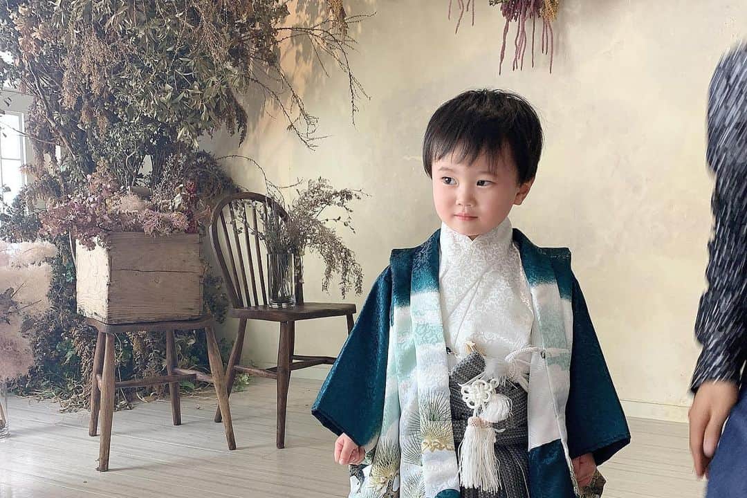 Miku Hirata 平田未来さんのインスタグラム写真 - (Miku Hirata 平田未来Instagram)「#誰でも行けるフォトスタジオ ♡ これで最終回です😊🙏  大好きな次男のあーちゃん❤️ 今年はコロナで、通っていた保育園もなかなか行けず💦  今年はほとんどずっと一緒にいました😊💓0歳1歳の頃はお兄ちゃんの方に手がかかったりしたので、貴重な時間となりました✨  丸くてコロコロしていて、3歳ならではの笑顔やおしゃべりをしてくれて 日々癒されています😊💕  お兄ちゃんと一緒に仲良く、伸び伸び育ってね‼︎  ではでは、今日はまた夜にも投稿します♡  #pr #誰スタ #誰でも行けるphotostudio #文京区写真スタジオ #文京区小石川 #写真館 #写真スタジオ #写真撮影 #七五三ママ #七五三男の子 #七五三写真 #七五三写真 #七五三前撮り #3歳男の子七五三 #３歳男の子  #男の子袴 #袴男の子 #袴レンタル #記念撮影📷 #兄弟撮影 #兄弟ママ #kimonoboy #hakama #hakamastyle」12月16日 15時46分 - miku.hirata