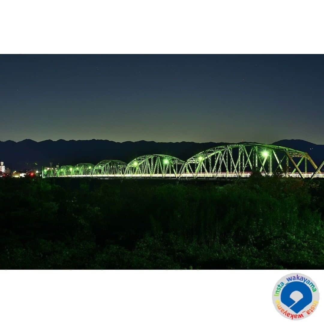 和歌山県のインスタグラム：「. Insta_Wakayamaでは、皆さんがハッシュタグをつけて投稿してくださった写真から、素敵な写真をご紹介させていただきます！ 本日のピックアップは @goodfish56 さんのお写真です☆ ハッシュタグのご利用ありがとうございますm(_ _)m . こちらは紀の川市の竜門橋で撮影されたお写真ですね👀 緑にライトアップされた橋はとても夜の景色がクールになりますね。 山の向こうで少し明るいのは街明かりでしょうか。夜空に少し光✨を与えてそれもまたきれいですね。 紀の川に架かる竜門橋は旧粉河町にあり龍門山への登山口になります。 その龍門山は古くから和歌山平野に位置する名峰として知られ、「紀州富士」とも言われています。 ハイキングコースもあるので、春になったらお出かけもいいですね。 . 和歌山に関する投稿には「 #insta_wakayama 」のハッシュタグをつけてください★ 和歌山の魅力を皆さんで発信していきましょう！ ハッシュタグをつけると同時に、写真の場所の記載・位置情報の登録もお願いします🎵 なお、お写真を撮影される際は感染対策を十分に行ってくださいね。 . #竜門橋 #紀の川市 #和歌山県 #和歌山 #ryumonbasi #kinokawa_city #wakayama #insta_wakayama #instameet_wakayama #wakayamagram #nagomi_wakayama #visitwakayama #retrip_news #japan #なんて素敵な和歌山なんでしょう」