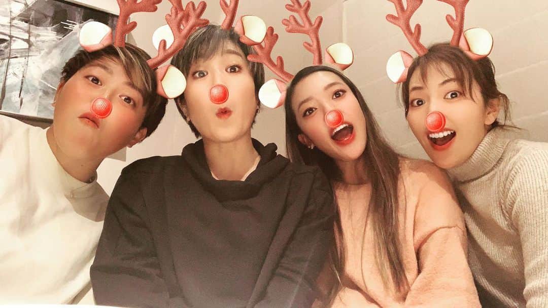 藤本麻子のインスタグラム：「. どこもかしこも クリスマスモードですなぁ🎄💫 . クリスマスプレゼント企画🎁しよーかなー みんなー、なんかええ提案あるー？ コメントしてー🎅🎁💝 . 左から #はるトナカイ #あーこトナカイ #エイミートナカイ #りつ子トナカイさん」