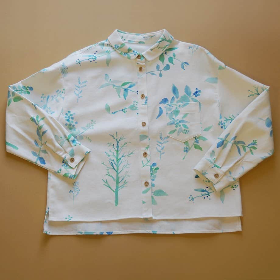 手紙社さんのインスタグラム写真 - (手紙社Instagram)「【鮮やかな青で草木がデザインされた丸襟シャツは、軽いジャケットとしても最適！】﻿ 日々を過ごす中で記憶に残った光景が、透明感のある色彩と美しい光としておおらかなタッチで表現される「Canako Inoue」のテキスタイル。布博で登場する丸襟シャツ『春を待つ』は、ふかふかとした甘撚りのコットンに鮮やかな青で描かれた草木がデザインされています。浅い丸襟で甘すぎないシャツは、春先や秋口はボタンを外して軽いジャケットとしても着用いただけます。﻿ ﻿ ーーーーー﻿ ﻿ ▼Canako Inoue（@canakoinoue）﻿ ﻿ オンラインミーティング﻿ →12/16（水）19:00〜﻿ ﻿ ショップ販売期間﻿ →12/16（水）20:00〜12/23（水）20:00﻿ ﻿ ーーーーー﻿ ﻿ ＜新しいオンラインフェスティバル・布博　開催概要＞﻿ 会期：2020年12月14日（月）〜26日（土）﻿ チケット：一般 1,000円／手紙社の部員 900円﻿ 会場：「新しいオンラインフェスティバル・布博」公式サイト﻿ ▶︎詳細は「@textilefabrics」プロフィールのURLから！﻿ ﻿ ーーーーー﻿ ﻿ ◎「新しいオンラインフェスティバル・布博」は3本立て！﻿ ﻿ 1）オンラインミーティング（番組）﻿ ▶︎12/14（月）〜19（土）毎日開催！﻿ 出展者による作品紹介やアトリエツアーなどの番組を生配信！﻿ 作り手との会話をお楽しみいただけます。﻿ ﻿ 2）オンラインショッピング﻿ ▶︎12/14（月）〜毎日異なる出展者が販売を開始します！﻿ 出展者による新作や、ここでしか買えない限定作品、もちろん、定番商品も購入することができます！﻿ ※それぞれの販売期間は公式サイトからご確認ください﻿ ﻿ 3）スペシャル音楽ライブ番組﻿ 12/20（日）は7時間を超える生放送をお届け！﻿ 豪華アーティスト4組による音楽ライブや、プロのスタイリストが布博アイテムのスタイリングを紹介する「ライブスタイリング」を生配信します！﻿ ﻿ #手紙社#手紙舎#布博#オンラインイベント#新しいオンラインフェスティバル#新しいオンラインフェスティバル布博#ブローチ博#布雑貨#手芸#テキスタイル#刺繍#ブローチ博#ハンドメイド#編み物#手織り#春を待つ#丸襟シャツ#ジャケット#シャツ#CanakoInoue#tegamisha#nunohaku#textile#textiledesign#fabric#handmade#handcraft#accessory#embroidery」12月16日 15時55分 - tegamisha