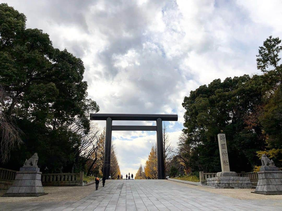 岡峰光舟さんのインスタグラム写真 - (岡峰光舟Instagram)「イケベ楽器に野暮用あり、ついでに多分#とんフレ 納め。といっても昨日ハイブリッドなとんかつ食べたので生姜焼き。はい、めちゃうまい。 スケベ楽器さんと、近所で働いてるカープ好きおっさんとランチ。気持ち良い天候だったので、武道館や靖国神社立ち寄ったりな12キロランニングして帰りましたとさ💨」12月16日 15時48分 - kohshuokamine