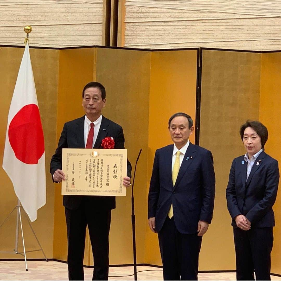 資生堂 Shiseido Group Shiseido Group Official Instagramさんのインスタグラム写真 - (資生堂 Shiseido Group Shiseido Group Official InstagramInstagram)「Shiseido receives the Prime Ministerial Award for Women Empowering Companies 2020! Chosen for our outstanding policies, initiatives and achievements, we will continue to promote and empower employees unbound by gender, origin or career path, and accelerate our diversity management going forward. (Photo: C19 safe environment and conditions)   #womenempowerment #awardsforwomen #empoweringwomen #empoweremployees #diversity #shiseidoforsociety #socialvaluecreation #primeministerialaward #女性が輝く先進企業表彰 #内閣総理大臣表彰 #受賞 #多様性 #女性活躍 #女性リーダー育成 #ダイバーシティ #インクルージョン」12月16日 15時58分 - shiseido_corp