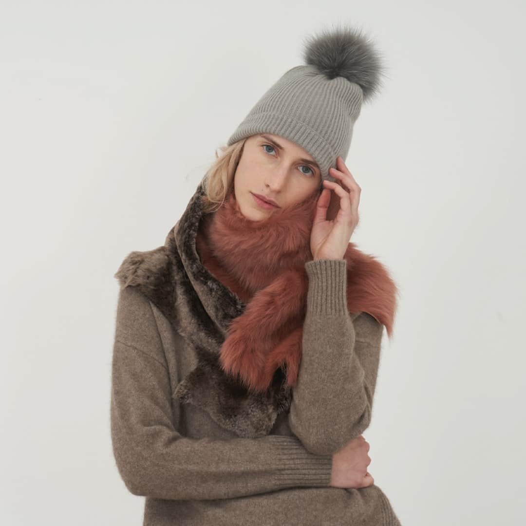 カールドノヒューさんのインスタグラム写真 - (カールドノヒューInstagram)「Baby its cold outside...⁠ ⁠ Our Toscana and merinillo shearling panelled scarf with natural edges, styled with a cashmere knitted rib beanie hat with detachable Saga fox fur pom⁠ ⁠ Shop online at ⁠ www.karldonoghue.com⁠ ⁠ #karldonoghue #shearling #madeinengland #sagafurs #luxuryfashion #wintervibes #⁠luxurylifestyle⁠ #winter #hat #luxuryaccessories⁠ ⁠ Photography @rgbdigital⁠ Styling @kanakosato1019⁠ @sagafurs」12月16日 16時01分 - karldonoghue