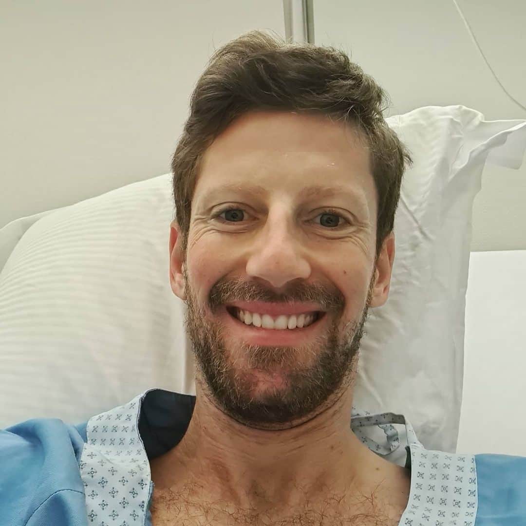 ロマン・グロージャンのインスタグラム：「Morning all, wishing you a beautiful day 🤗 A good sleep and not too much pain. But a bit of an handful writing messages 🤣  Bonjour, une très belle journée à vous tous 🥰 Une bonne nuit de sommeil et pas trop de douleur. En revanche, une vraie galère pour écrire sur mon tel 🤣  #r8g #recovery #HappyLife」