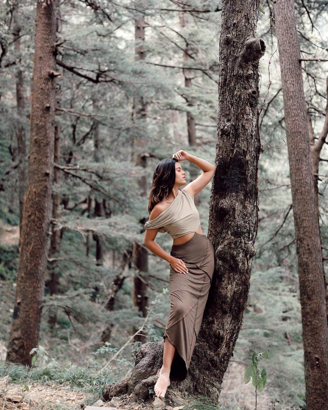 Aakriti Ranaさんのインスタグラム写真 - (Aakriti RanaInstagram)「It’s essential to take care of nature and give it back in our own ways. Wearing this chic dress by @deme_love_ , the fabric is made with sustainable resources and is naturally soft and comfortable! 💫  I am making a thoughtful choice by looking for the @LIVAFashionIN tag every time I shop! Are you?  #IAmThoughtfullyFashionable #LiveYourFlow #LIVA #ThoughtfullyFashionable #AakritiRana」12月16日 16時02分 - aakritiranaofficial