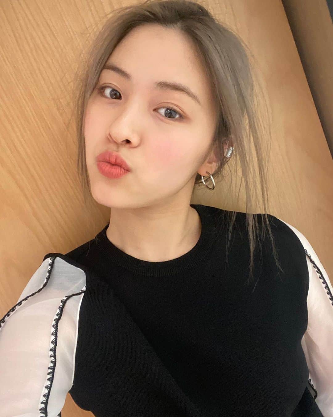ITZYさんのインスタグラム写真 - (ITZYInstagram)「Self makeup🌹」12月16日 16時12分 - itzy.all.in.us